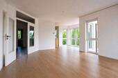 Wohnzimmer Perspektive A - Helle, modernisierte 3-Zimmer-Wohnung mit großem Balkon im grünen Berlin-Heiligensee