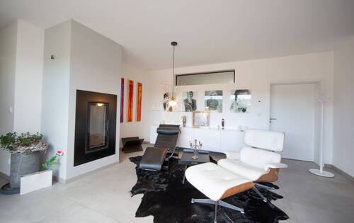 Loungebereich mit Kamin und Zugang zum Gästezimmer - 1 Zimmer Einfamilienhaus in Radebeul