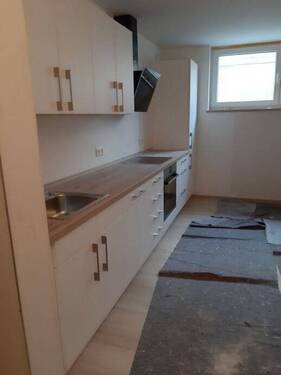 Wohnzimmer m. offener Küche - GOTTSMANN Immobilien - 2 Zimmerwohnung Souterrain ( Kellerwohnung ) Unterasbach Nähe Neue Hegelstrasse