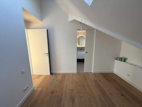 Schlafzimmer mit Ensuite-Bad - Etagenwohnung mit 101,00 m&sup2; in München zum Kaufen