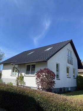 Frontansicht - Freistehendes Einfamilienhaus mit Garten und Garage