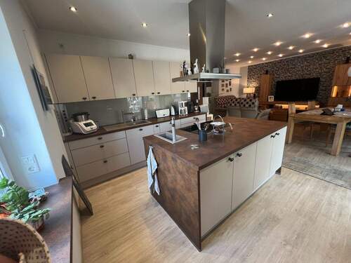 offene Küche mit Kochinsel - 