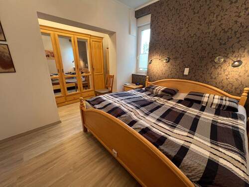 Schlafzimmer mit Ankleidenische - 