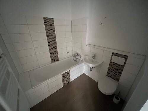 Badezimmer mit WanIMG_1353ne - 4 Zimmer Etagenwohnung in Chemnitz