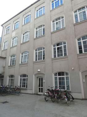 Hausansicht - Zu Fuß in die Innenstadt...Wohnung in Hofhaus mit Balkon und Parkett!