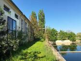 Blick auf Haus & Wasserbecken - 