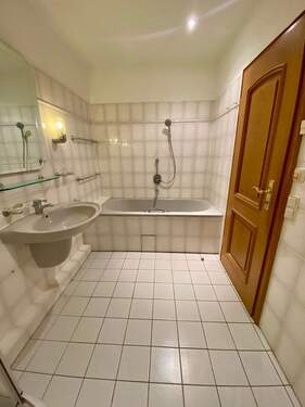 Bad mit Wanne - 