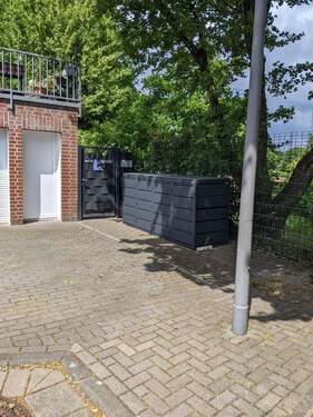 Eingänge Garage und Garten von vorne.jpg - 