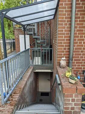 Kelleraußentreppe mit Überdachung.jpg - 