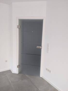 Moderne Milchglastüren.jpg - 