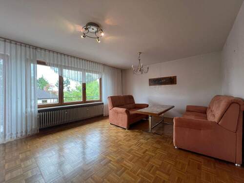 Wohnzimmer im OG - 5 Zimmer Doppelhaushälfte zum Kaufen in Erlangen