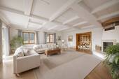 Wohnzimmer mit Blick auf Bibliothek gestaged - 