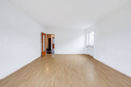 Wohnzimmer - 3 Zimmer Etagenwohnung zum Kaufen in München