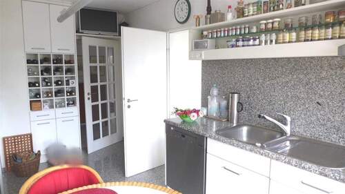 Küche mit Durchgang zu Diele und Wohnzimmer - 