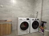 mit Platz für Waschmaschine und Wäschetrockner - 