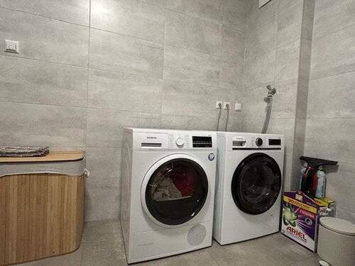 mit Platz für Waschmaschine und Wäschetrockner - 