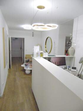 Beispiel: Empfang mit Blick in den Wartebereich - 