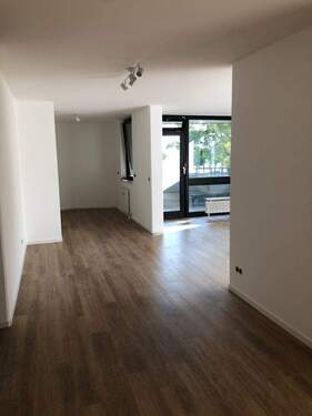 Blick in den Küchenbereich und Praxisbereich - 