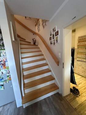 Massive Holztreppe zum Obergeschoss - 