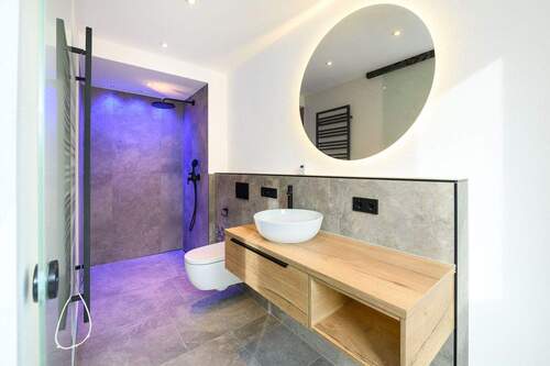 Ebenerdige Dusche mit Beleuchtung - 