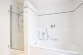 Badewanne und Dusche - 