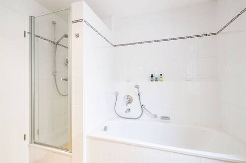 Badewanne und Dusche - 