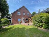 Hausansicht - *** Gepflegte Dachgeschosswohnung mit eigenem Garten ***