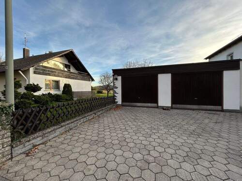 Doppelgarage mit davor liegenden Stellplätzen - 7 Zimmer Einfamilienhaus in Heßdorf