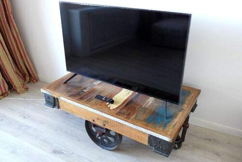 Stylischer Fernsehtisch - 