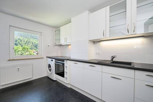 Helle Wohnküche mit Bergblick - 