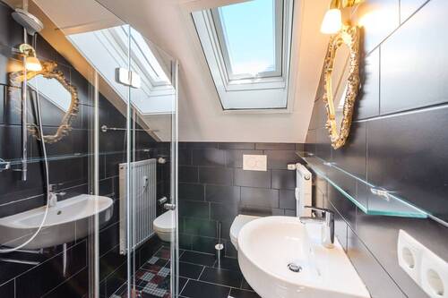 Bad mit Dusche und Fenster - 