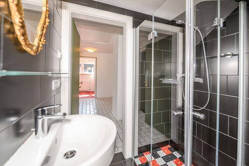 Raumhoch gefliestes Bad 