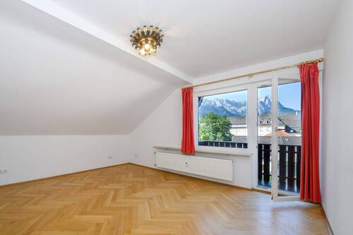 Helles Zimmer mit Zugang zum Süd-West-Balkon - Etagenwohnung mit 61,40 m&sup2; in Garmisch-Partenkirchen zum Kaufen