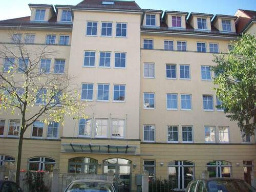 Hausansicht - 2 Zimmer Etagenwohnung zur Miete in Dresden