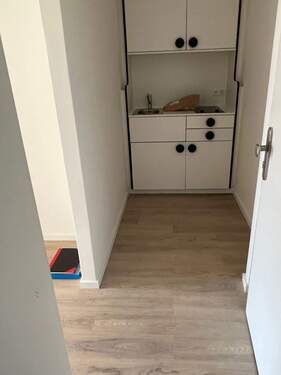Eingangsbereich und Küche - 2 Zimmer Etagenwohnung zur Miete in München