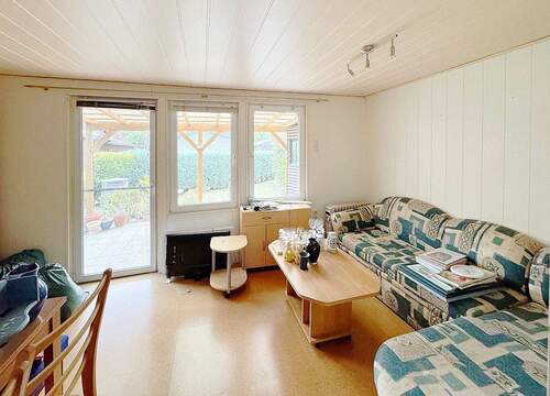 ...von hier raus auf die überdachte Terrasse - Liebhaberglück am See - 53.000,00&nbsp;EUR Kaufpreis, ca.&nbsp; 35,00&nbsp;m&sup2;&nbsp;Wohnfl&auml;che