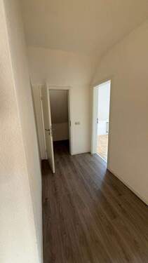 Flur zum Abstellraum u. SZ - 