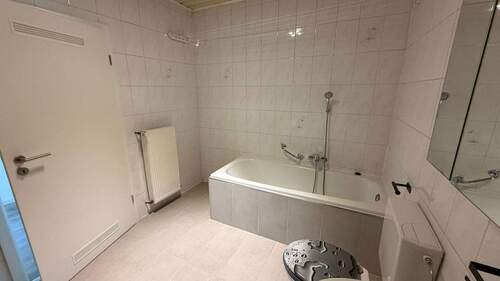 Bad mit Wanne - 4 Zimmer Etagenwohnung in Langendernbach/Dornburg