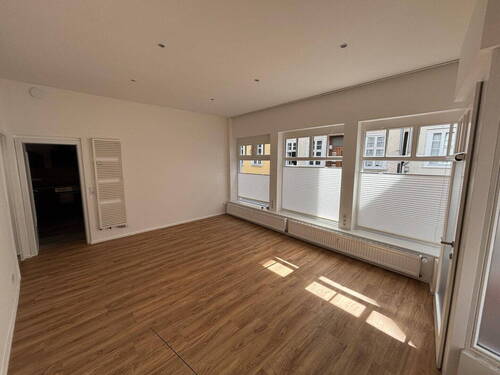 Wohnzimmer - 2-Zimmer-Apartment mit Einbauküche - Erstbezug nach Sanierung in der Oberstadt