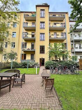 Haus Hofansicht - 3-Zimmer-Dachgeschosswohnung mit Aufzug und Balkon in der Nähe der Elbwiesen