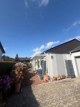 Garage und Frontansicht - 3 Zimmer Einfamilienhaus zum Kaufen in Wolfhagen