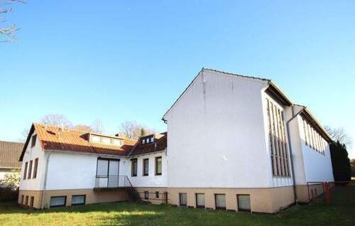 Ansicht Kirche rechts, Wohnhaus links - Wohnhaus mit Kirchengebäude und herrlichem Grundstück, Stellplätze, zur gewerblichen oder privaten Nutzung, Meißner-Abterode