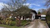 Haus Nordostseite mit Einfahrt - 