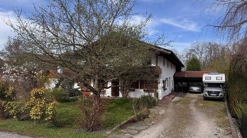 Haus Nordostseite mit Einfahrt - 
