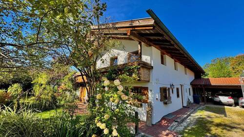 Haus Nordostseite mit Einfahrt - 