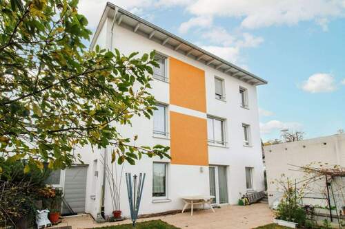 Rückansicht mit Terrasse-Einliegerwohnung - 