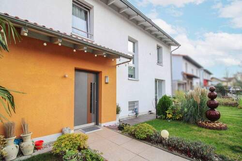 Eingang - 6 Zimmer Einfamilienhaus zum Kaufen in Pforzheim