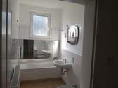 Bad mit Badewanne und Fenster - 