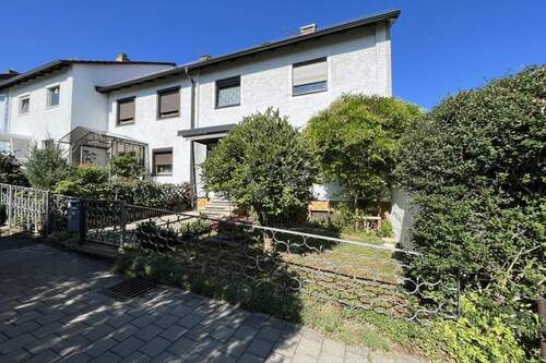 Hausansicht - 5 Zimmer Reihenendhaus zum Kaufen in Stuttgart