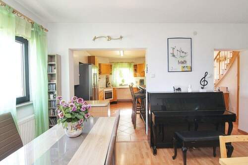 Essbereich mit Blick in die Küche - 